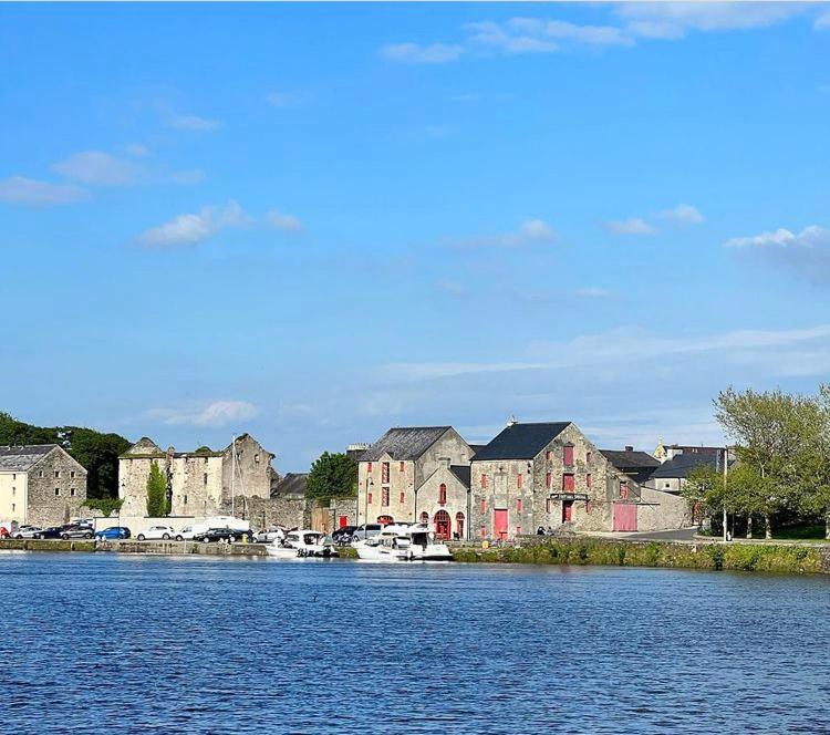 Riverfront Apartments At The Blue Goat Ramelton Eksteriør bilde
